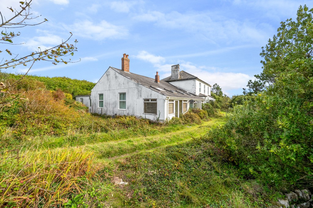 Lot: 47812 - FORMER CAPTAINS HOUSE PLUS THREE-BEDROOM BUNGALOW SET IN OVER 8.5 ACRES OF LAND WITH COUNTRYSIDE AND SEA VIEWS - Elevation of where the bungalow is accessed